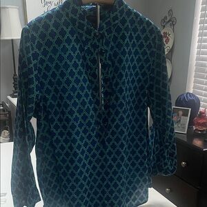 New without tags. Women’s Blue Patterned Shirt Length 25”, Pit to Pit 22”